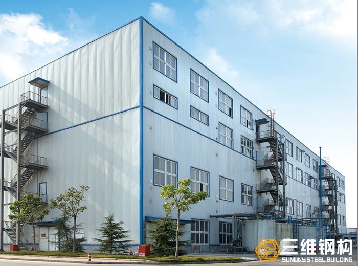 山东红桃国际钢结构公司建造的济南圣泉多高层钢结构加工车间效果图