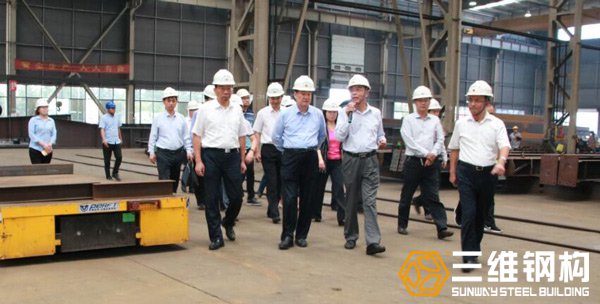 视察红桃国际钢结构加工车间
